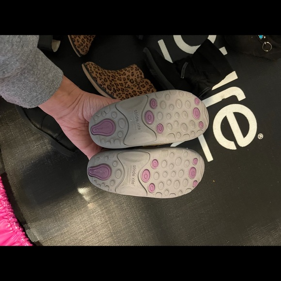 5 pair toddler boots. Gap, stride Rite, cat & jack - Picture 6 of 6